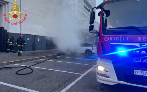 Brucia un’auto al parcheggio del centro commerciale Torri Bianche, Vigili del Fuoco all’opera