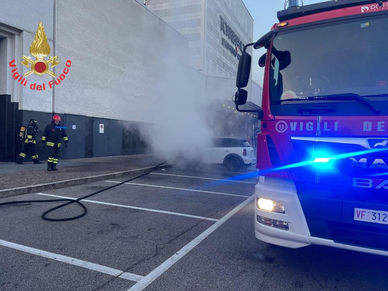 Brucia un’auto al parcheggio del centro commerciale Torri Bianche, Vigili del Fuoco all’opera