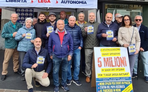 La Lega porta in piazza il progetto dell’Asse della Cultura: “Costa troppo, toglie 41 posti auto e spazi alle iniziative”