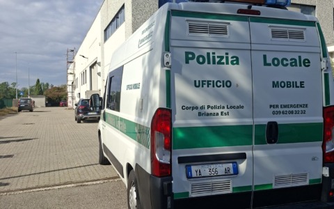 Il tetto del capannone cede e precipita nel vuoto per 12 metri: gravissimo un 22enne
