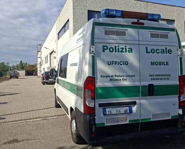 Il tetto del capannone cede e precipita nel vuoto per 12 metri: gravissimo un 22enne