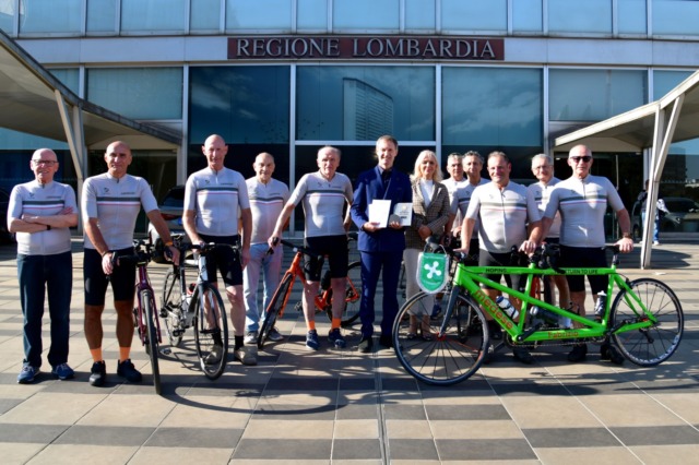 Concluso il giro in tandem della Lombardia dei due amici medesi, accolti in Regione da Federico Romani