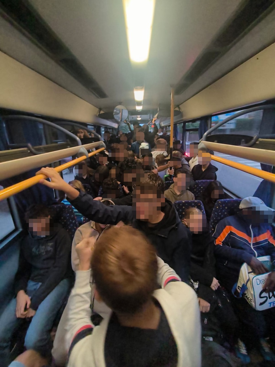 “Bus sovraffollato e a Barlassina gli studenti restano a piedi”