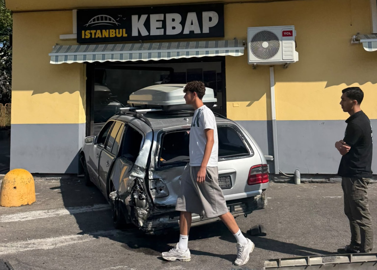 Entra con l’auto nel ristorante kebap