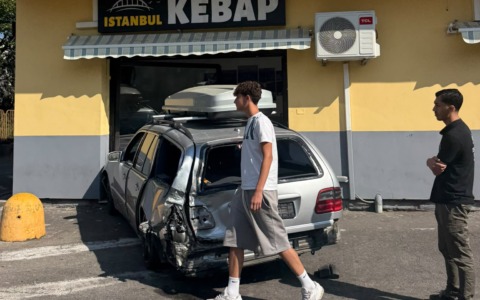 Entra con l’auto nel ristorante kebap