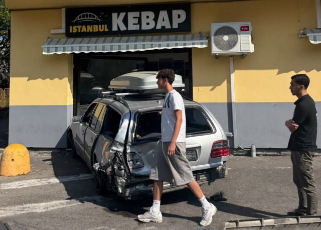 Entra con l’auto nel ristorante kebap