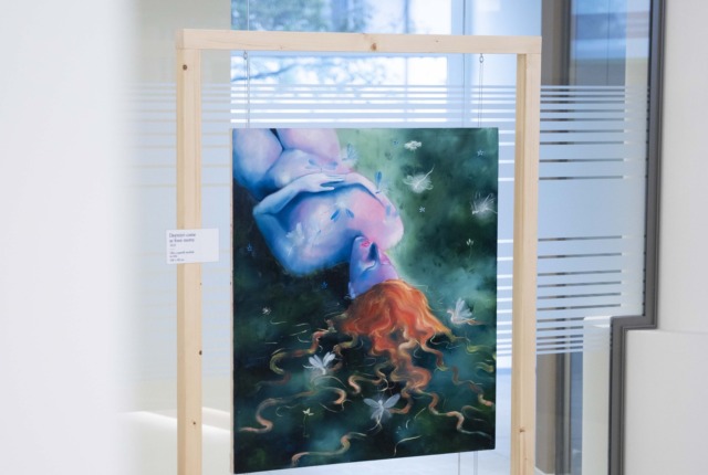 La pittura di Rachele Frison svela, alla BCC di Carate, “Dove accadono le cose invisibili”