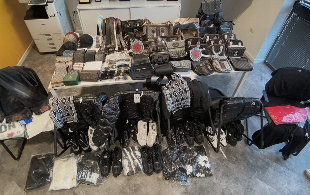 Al mercato denunciato un venditore abusivo di abbigliamento