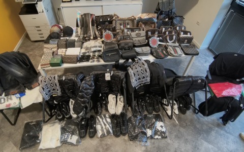 Al mercato denunciato un venditore abusivo di abbigliamento