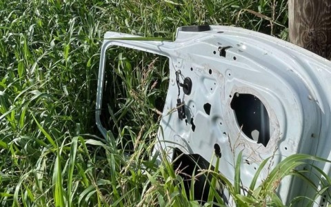 Abbandona in un campo la portiera di un’auto, denunciato