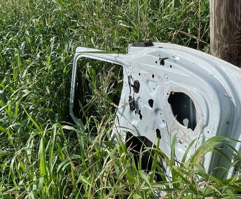 Abbandona in un campo la portiera di un’auto, denunciato
