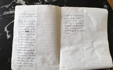 Trova per strada due temi del 1974:  «Vorrei restituirli a chi li ha scritti»