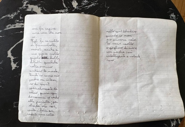 Trova per strada due temi del 1974: «Vorrei restituirli a chi li ha scritti»