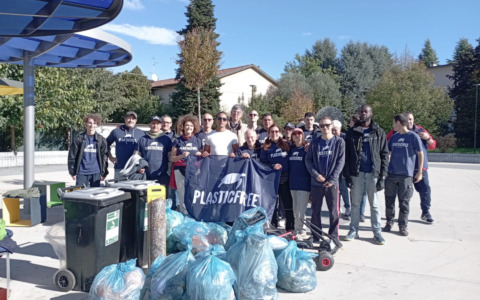Volontari e detenuti puliscono Monza e Varese, successo per l’iniziativa di Plastic Free